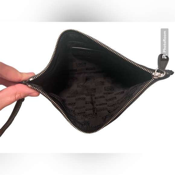 🎉EUC! Large Michael Kors wristlet - Picture 2 of 3